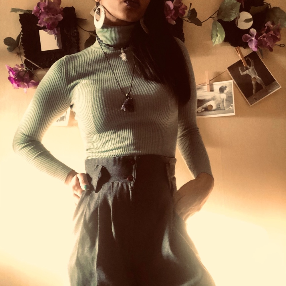Ribbed knit turtle neck.